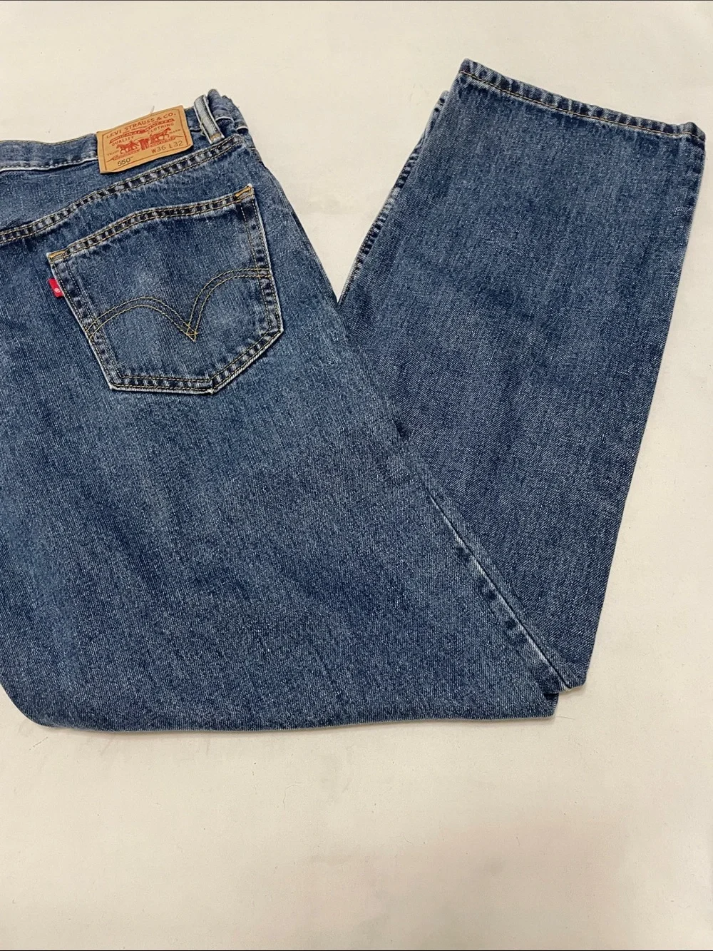 Men’s EUC LEVI’S 550 Relaxed Fit Jeans Classic Med Wash Denim Sz 35/32 5-Pocket